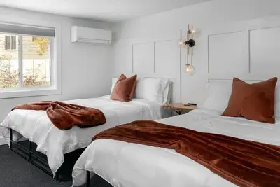 Lincoln Boutique Motel- Standard Queen #4 -Lower
