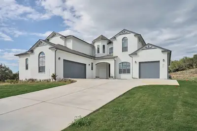 Image de Luxury house on 1. 25 acres. Fantastic location for fun and convenience!