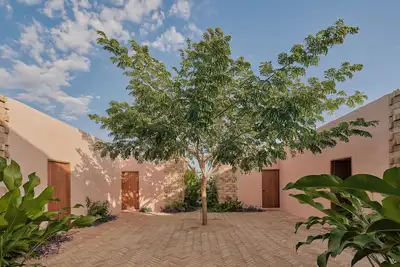 Image de 4 bedroom beach house with pool in a quite area -  Full service