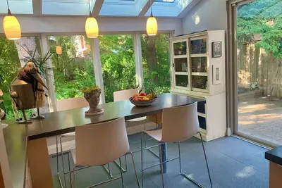 Image de Toronto Danforth Stylish home on quiet Street.