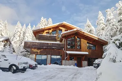 Image de L'eau Vive. \nChalet avec piscine intérieure. Idéal famille.