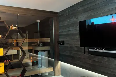 Image de Spacious home away from home. Beautiful surroundings and very close to the city