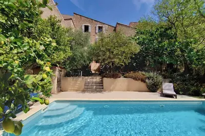 Image de Grande maison de vacances à Tautavel avec jardin arboré et piscine privée.