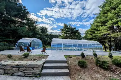 Image de Indoor Pool, 7 bdrm, Designer Home, Hot Tub, Stunning Kitchen