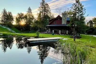Riverfront Luxury Cabin With Pond And Hot Tub.