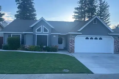 Image de Charming 3-bedroom house in Turlock with Ac and WiFi. Pool and Tub and Patio Tv.