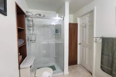 Charming1-bedroom apartment w/ Ac, WiFi in upscale east-side neighborhood