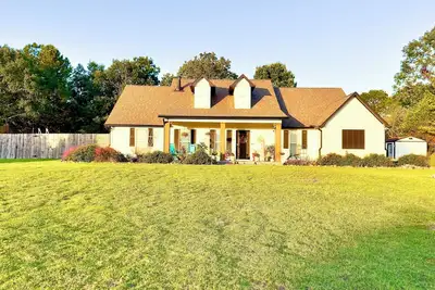 Image de Spacious 4 bedroom 3 bath house only minutes to the Square and campus!