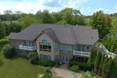 Image de 20-acre Private Family Farmhouse with Event Barn, Private Fishing Pond, and Pool