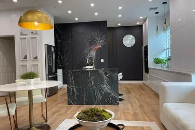 Image de New to market renovated 3-bedroom condo on 7 mile corridor 2min walk to beach