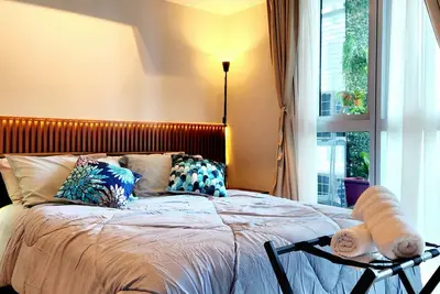 Image de Cozy 1-bedroom condo in charming Bgc with Parking and Balcony