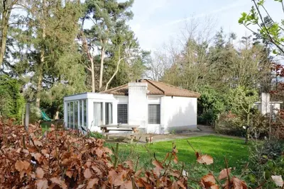 Image de Come and enjoy the beautiful detached bungalows, fully equipped with a spacious kitchen and cozy fireplace