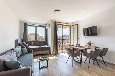 Image de Contemporary Retreat in Bečići\n\n