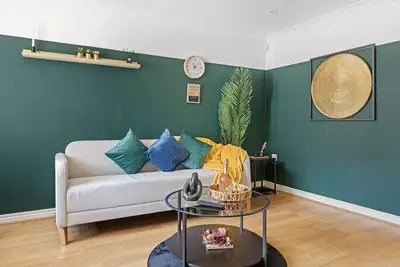 Charming 3-bedroom house with WiFi, Ac in lovely Nottingham