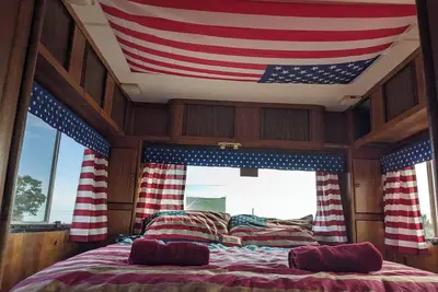 Image de 'Arvey the American Rv, parked on a picturesque campsite with its own garden