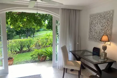 Image de 3-bedroom villa in lovely golf course setting with fitness, pools and beach club