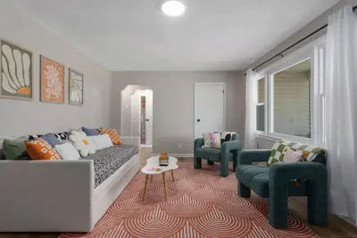 Image de Retro Funky Stay less than 10 minutes from Arrowhead!