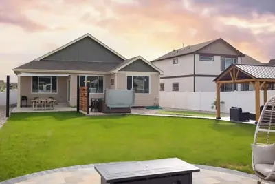 Image de Spacious 5-bedroom house in charming Windsor with WiFi, hot tub and game room.