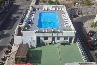 Image de Gibraltar Sun: Poolside Escape