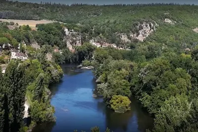 Image de Gîte St Cirq Lapopie, vue imprenable, piscine.