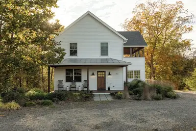 Image de Modern Farmhouse by the Falls: Creek, Scenic Views