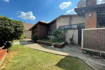 Image de 3-Bedroom Oasis with Pool\nWelcome to your perfect getaway!
