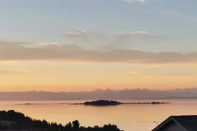 Image de Breathtaking views, peaceful getaway and a base for outdoor adventures.