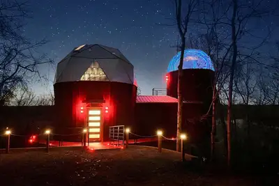 Image de 🌟Planetarium Treehouse🌟Stargazing Observatory with Beaver Lake Views