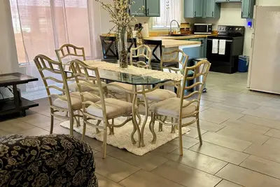 Image de Single story house, unique location, 2 beds 2 baths, garage attached, pool pets