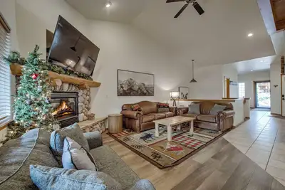 Image de Charming Gummy Bear Townhouse in Dillon — Relax in the Rocky Mountain Playground