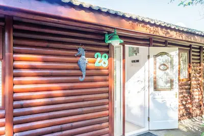 Image de Cozy cabin in beautiful Knysna South Africa by the lagoon with WiFi, heated pool