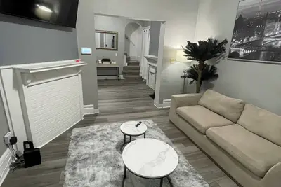 Image de Super Cozy, Chic & stylish spacious 3 bdr 2 story townhome