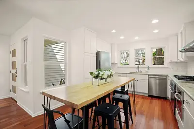 Image de Stunning Central Urban Oasis in Clarksville-2/2. 5 bath-Convenient to Everything!