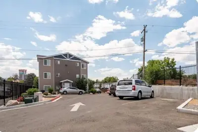 Image de Modern Reno Stay: Style & Comfort Close to Everything