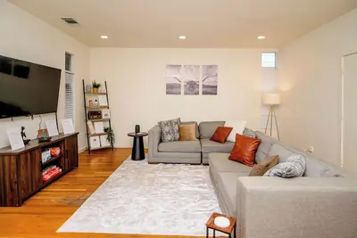 Image de Spacious 5-Bedroom house in Austin w\/ WiFi, Ac, attached baths, 10 mins from Dt.
