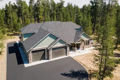 Image de Custom home, 1. 17 acres, 5 beds, 5 bath, sleeps 12+, Hot Tub, 80\" Tv, Pool Table