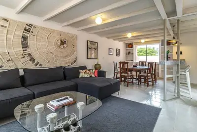 Image de Big spacious apartment w/ terrace. 3br 2ba 150 mbs