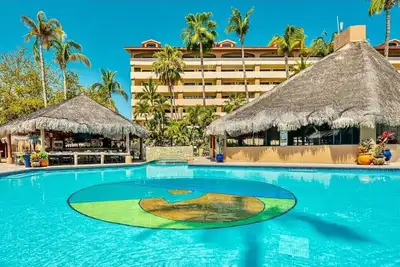 Image de MarinaSolA307 in downtown Cabo! 3-5 min walk to everything! Laundry, 2 elevators