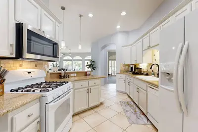 Image de Golf-course home w\/fireplace, patio, built-in grill, & private  hot tub