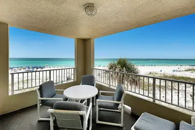 Image de \"Heavily Days\", An updated Beachfront condo with unobstructed beach views!