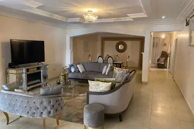 Image de Spacious 3-bedroom apartment with WiFi and Ac in East Legon Accra