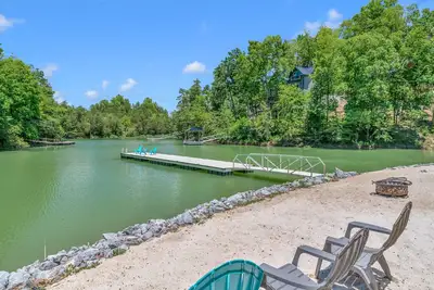 Image de Luxury lakefront home with private pool, hot tub, & free attraction tickets