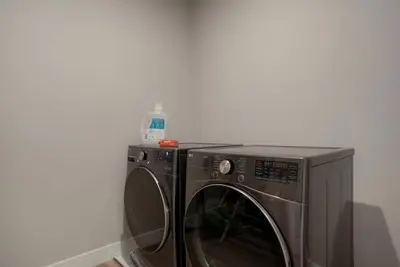 Image de New 3-bedroom Townhome in Edgewater with Attached Garage and Fenced Yard