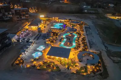 Image de 6-Bed Cabin w/ Indoor Pool & Game Room – Sleeps 22