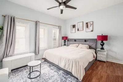 Image de Spacious 4-bedroom 3 baths in 2 story townhome in Old Towne East w/ Game Room