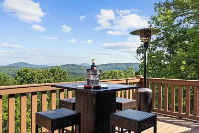 Image de Mtn View & Game Room in Morganton: Spacious Cabin!