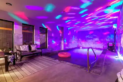 Image de Stay & Play! Cabin w/ Waterpark, Movie Nights & Lazy River
