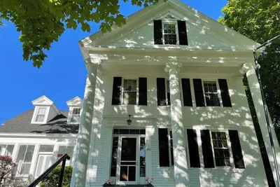 Image de Beautiful 5-bedroom home in charming Wayne Village!