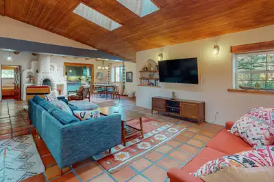 Image de Classic Adobe with hot tub, covered patio & pond near town