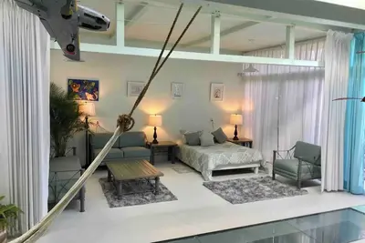Image de 2nd Fl high ceiling loft with pool